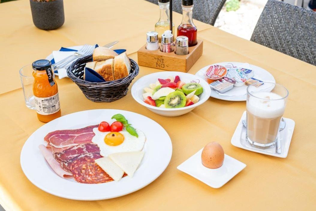 Restaurant & Rooms Nino بورات المظهر الخارجي الصورة