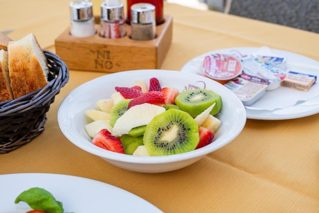 Restaurant & Rooms Nino بورات المظهر الخارجي الصورة