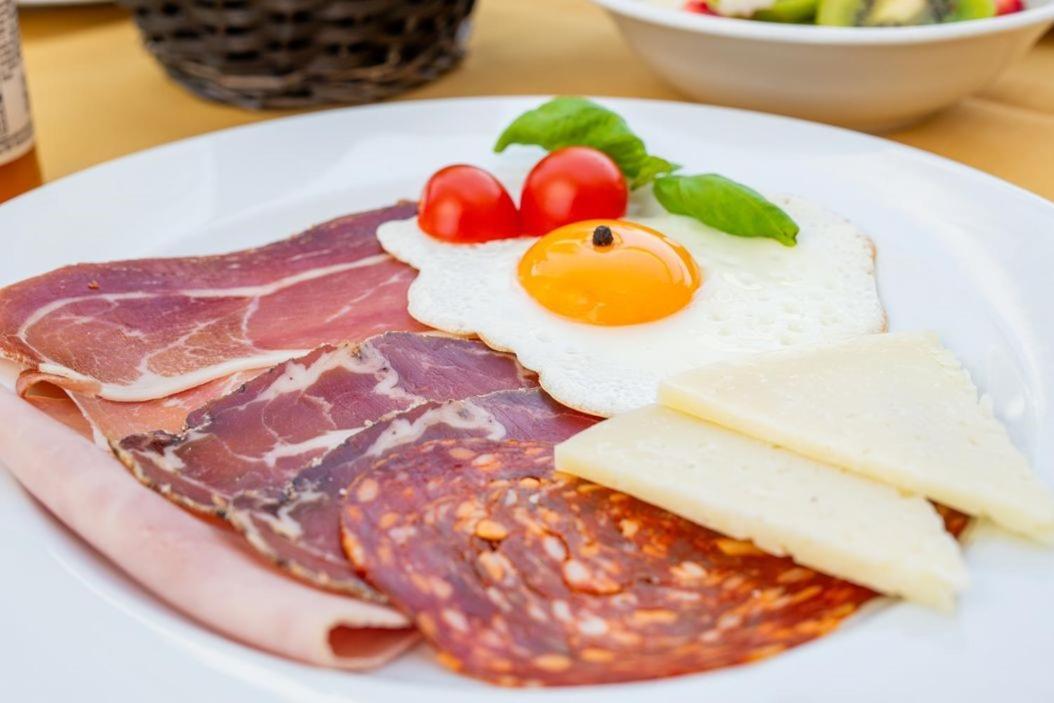 Restaurant & Rooms Nino بورات المظهر الخارجي الصورة